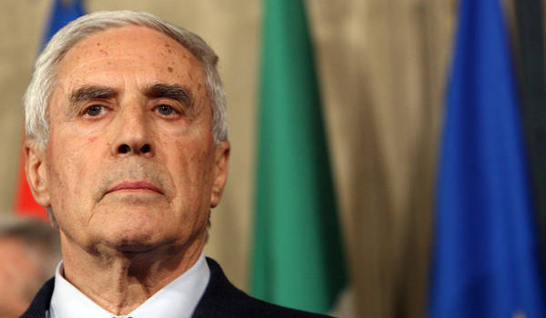 di Marco Dell’Omo Franco Marini, 80 anni, e’ nato in un piccolo paese vicino L’Aquila, San Pio delle Camere. Siamo sul bordo della piana di Navelli, dove si coltiva lo zafferano migliore d’Italia. Case in pietra, i resti di una vecchia fortificazione e le montagne del Gran Sasso che incombono severe. Qui lo scudocrociato e’ stato sempre una fede prima ancora che una convinzione politica. Una fede che ha sempre regalato alla Dc percentuali da plebiscito. Ma da San Pio, Franco si allontano’ presto. Il padre faceva l’operaio nella fabbrica della Snia di Rieti e aveva sette figli da […]