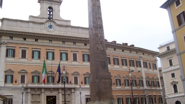 Caro Direttore In un summit convocato a Torino dalla Confindustria, i padroni propongono un “Un patto con i sindacati per salvarci e per salvare il paese”. Ma i profitti dove sono finiti? Chi li ha messi in tasca? Le migliaia di operai finiti sul lastrico sono un dettaglio irrilevante? Confindustria propone al sindacato la riedizione delle Corporazioni di mussoliniana memoria. Diffidiamo il sindacato dal seguire questa strada. Saluti operai in mobilità della Campania.