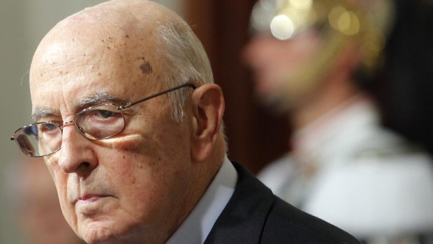 Il grande vecchio, “così serio, garante della democrazia, rappresentante di tutti gli italiani” si è dimostrato per quello che è: l’uomo che negli anni ha saputo tenere insieme puttanieri al governo e falsi oppositori, padroni e sindacati venduti, speculatori e banchieri, evasori ed esattori unificandoli in un unico interesse quello di assicurare gli utili su ogni capitale investito. Gli hanno chiesto di ritornare a fare il presidente, non riuscivano a trovare un altro altrettanto capace. Garante? Degli interessi dei  borghesi più ricchi, più potenti, più corrotti e finalmente getta la maschera, non saremo più costretti, come operai, a farci […]