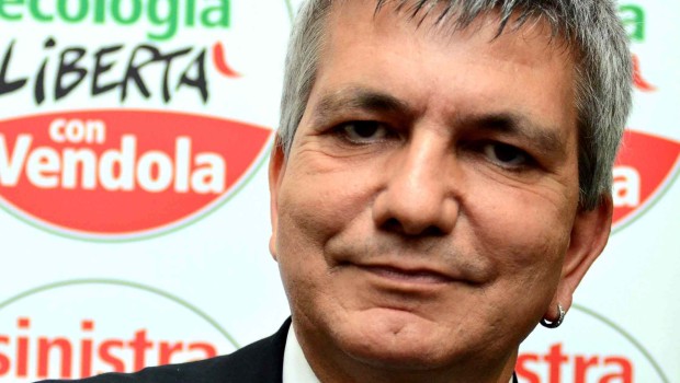 Assegni di fine mandato (sembravano abbrogati) in Puglia corsa a incasso di MASSIMILIANO SCAGLIARINIBARI – Si può approvare una legge per ridurre i costi della politica e ottenere un salasso senza pari. Dopo aver abrogato (dal 1° gennaio) assegni di fine mandato e vitalizi, i consiglieri regionali si sono infatti presentati tutti insieme alla cassa. Ciò che è maturato al 31 dicembre, infatti, non si può toccare. E così dal 1° gennaio a oggi la Regione Puglia ha speso 5,6 milioni di euro, 2 milioni nel solo mese di agosto in cui sono stati erogati 23 assegni di fine mandato. Anche […]