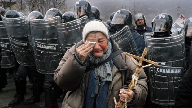 Caro Direttore “Spontaneismo delinquenziale”. Un’accusa che gli scribacchini del potere non potevano certo indirizzare a Berlusconi e ai Riva, non foss’altro che lor signori non delinquono spontaneamente ma in modo scientifico e organizzato, come dimostrano le indagini, i processi e le condanne che hanno avuto. “Spontaneismo delinquenziale” è l’accusa che la stampa dei padroni indirizza agli antagonisti della No Tav. Come mai non hanno ancora trovato una bella accusa, con relativa campagna di indignazione, per il delinquere scientifico di Berlusconi e i Riva, ben dimostrato dalla magistratura? A questi delinquenti è anche concesso dopo la condanna, di mettere in […]