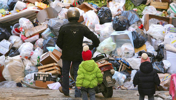 In quasi tutta la SICILIA, in questi giorni, stanno esplodendo una delle tante “emergenze rifiuti”, succedute con cadenza quasi regolare in regione. Adesso le provincie maggiormente interessate al problema sono quelle di Palermo di Messina e Caltanisetta, in realtà, però, è l’intero sistema siciliano, dalla raccolta allo smaltimento, a essere profondamente in crisi, sull’orlo del collasso. Intendiamoci il problema della spazzatura non è una specificità siciliana ma è connaturato a questo sistema economico e produttivo; in altre parti, però, sono più bravi nel “nascondere la polvere sotto il tappeto”, e riescono a occultare le emergenze rifiuti, spedendole nell’Italia settentrionale […]