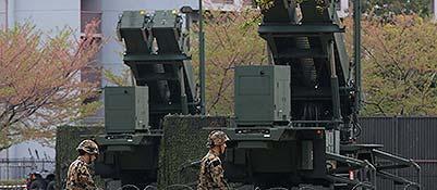 La guerra in Corea iniziata nel 1950 chiusa da un armistizio nel 1953 non è mai terminata. Due milioni di morti. La guerra in Corea era il tentativo degli USA di aggredire l’URSS e la Cina. Ancora oggi gli USA hanno in Corea del Sud 25 mila uomini, Bombardieri e caccia. Chi minaccia sono gli USA con le loro basi atomiche in Giappone Oggi con la crisi economica si riaccende lo scontro imperialista e nazionalista