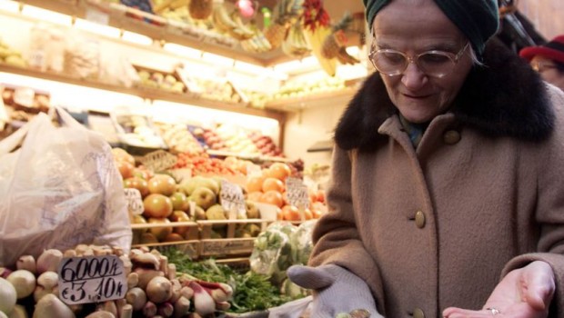 Il Foglio Bianco Pensioni: ai tagli senza fine si rispondi con la lotta senza tregua Posted: 27 Jun 2016 10:36 AM PDT     Created on Friday, 17 June 2016 15:50 Written by La redazione di Radio Fabbrica Essendoci rimasto poco da tagliare nelle pensioni degli italiani, dopo la decina di controriforme che dagli anni ’90 alla Fornero hanno schiacciato il reddito dei pensionati allungando a dismisura l’età pensionabile, il governo Renzi sta ora raschiando il fondo del barile. Il tema è sempre che l’economia ristagna e dunque i vincoli europei ci impongono tagli. Le trovate sono diverse. Innanzitutto […]