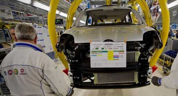 Pubblichiamo un comunicato di denuncia degli operai del montaggio apparso all’ Alfa di Pomigliano Il comunicato è preso da Facebook Il comunicato è anonimo, ma neanche tanto e denuncia fatti veri L’anonimato si spiega con lo sbando a cui sono stati lasciati gli operai dai vari sindacalisti e anche dalla FIOM La lotta degli operai per costruire una loro organizzazione usa tutti mezzi Un delegato della fim cisl, comandato da un preposto aziendale, correva in giro per la fabbrica a cercare i comunicati per toglierli.                  