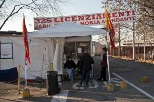 Egregio Direttore Domani, senatori e delegati del M5S, si riuniranno per decidere come destinare la metà dei 16 mila euro, che ogni mese vanno sul conto corrente di ciascuno degli eletti. Prima delle elezioni Grillo si era impegnato nelle piazze a restituire la metà di questi soldi. Ma restituirli a chi? Allo Stato dei ladroni e dei farabutti che Grillo ha denunciato in campagna elettorale? Se così fosse allora la denuncia di Grillo, risulterebbe essere stata strumentale a prendere voti. Proponiamo al M5S di destinare questi soldi al sostegno dei presidi operai, e delle situazioni di lotta aperta, contro […]