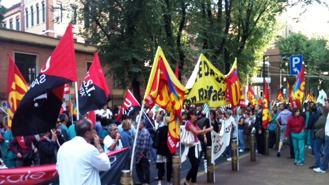 Redazione di Operai Contro, i lavoratori del San Raffaele hanno di nuovo occupato l’accettazione dell’ospedale milanese per protestare contro i licenziamenti decisi dall’azienda. La polizia continua con le sue provocazioni. Una lavoratrice ha sbattuto la testa durante il confronto con gli agenti ed è stata ricoverata al pronto soccorso. «Come già avvenuto nei giorni scorsi, dopo un’infuocata assemblea i dipendenti sono partiti in corteo», si legge. «Sono seguiti momenti di tensione quando la polizia ha cercato, schierandosi con gli scudi, di impedire l’accesso dei dipendenti, non riuscendo però ad evitare che i lavoratori entrassero nell’accettazione». Per l’8 maggio è […]