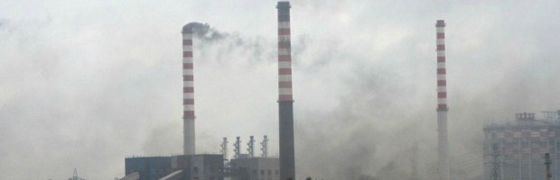 Redazione di Operai Contro, gli abitanti di  Taranto hanno disertato il referendum inutile sul futuro dell’Ilva: in pochi sono andati a votare  la consultazione non ha ottenuto i numeri necessari per essere ritenuto valida. Non è stato raggiunto il quorum del cinquanta per cento più uno degli aventi diritto (173mila). Anzi, la percentuale è ben al di sotto delle aspettative degli organizzatori: il 19,52%. Hanno votato 33.774 persone su 173.061 aventi diritto. Ai tarantini sono state poste due domande: sì o no alla chiusura totale dello stabilimento; si o no alla chiusura parziale dell’Ilva cioè della sola area a […]