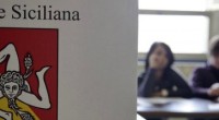 DAL FATTO QUOTIDIANO Doveva essere un altro esempio di “buona politica” garantito dall’asse Pd – Movimento 5 stelle. E invece la legge sulla doppia preferenza di genere ha segnato la prima profonda crepa tra il governatore siciliano Rosario Crocetta e i deputati del Movimento di Beppe Grillo. Dopo una lunghissima seduta straordinaria, infatti, nella notte il Parlamento siciliano ha approvato la norma richiesta a più riprese da ampie fette della società civile. Dalle prossime elezioni amministrative – che per l’occasione sono state prorogate di quindici giorni – gli elettori siciliani potranno esprimere due preferenze: una per un candidato uomo ed un’altra per una candidata donna. Una norma creata per facilitare […]