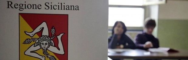 DAL FATTO QUOTIDIANO Doveva essere un altro esempio di “buona politica” garantito dall’asse Pd – Movimento 5 stelle. E invece la legge sulla doppia preferenza di genere ha segnato la prima profonda crepa tra il governatore siciliano Rosario Crocetta e i deputati del Movimento di Beppe Grillo. Dopo una lunghissima seduta straordinaria, infatti, nella notte il Parlamento siciliano ha approvato la norma richiesta a più riprese da ampie fette della società civile. Dalle prossime elezioni amministrative – che per l’occasione sono state prorogate di quindici giorni – gli elettori siciliani potranno esprimere due preferenze: una per un candidato uomo ed un’altra per una candidata donna. Una norma creata per facilitare […]