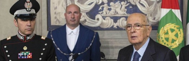 La barzelletta più lunga “Signora Presidente, onorevoli deputati, onorevoli senatori, signori delegati delle Regioni, lasciatemi innanzitutto esprimere – insieme con un omaggio che in me viene da molto lontano alle istituzioni che voi rappresentate – la gratitudine che vi debbo per avermi con così largo suffragio eletto Presidente della Repubblica. E’ un segno di rinnovata fiducia che raccolgo comprendendone il senso, anche se sottopone a seria prova le mie forze : e apprezzo in modo particolare che mi sia venuto da tante e tanti nuovi eletti in Parlamento, che appartengono a una generazione così distante, e non solo anagraficamente, dalla mia. So che […]