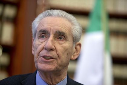 Nato a Cosenza il 30 maggio del 1933, Stefano Rodotà è il rampollo di una ricca famiglia. Si laurea in Giurisprudenza presso l’Università Sapienza. É professore emerito di Diritto civile. Ha insegnato in diverse Univerità estere tra cui l’All Souls College di Oxford, la Stanford School of Law e in Francia presso la Faculté de Droit di Paris 1 Panthéon-Sorbonne. In Italia ha insegnato nelle università di Macerata, Genova e Sapienza – Università di Roma. È presidente del consiglio d’amministrazione dell’International University College di Torino. Carriera politica  Inizia la sua attività politica nel Partito radicale di Mario Pannunzio rifiutando […]