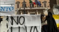 Dalla gazzetta del mezzogiorno La Corte Costituzionale salva la legge salva-Ilva. Giudicando in parte inammissibili, in parte non fondati i dubbi di legittimità costituzionale sollevati da Gip e Tribunale di Taranto, la Consulta conferma che l’impianto del decreto messo a punto dal governo e convertito in legge a fine 2012, è aderente alla costituzione e respinge nella sostanza le tesi dei magistrati – secondo cui ben 17 articoli della Carta erano stati violati – dando ragione al governo. «Le sentenze della Corte si rispettano e non si commentano», afferma il procuratore di Taranto, Franco Sebastio. «La decisione impegna tutti […]