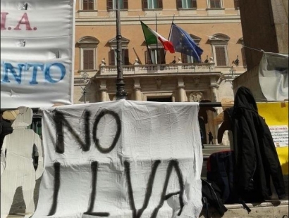 Dalla gazzetta del mezzogiorno La Corte Costituzionale salva la legge salva-Ilva. Giudicando in parte inammissibili, in parte non fondati i dubbi di legittimità costituzionale sollevati da Gip e Tribunale di Taranto, la Consulta conferma che l’impianto del decreto messo a punto dal governo e convertito in legge a fine 2012, è aderente alla costituzione e respinge nella sostanza le tesi dei magistrati – secondo cui ben 17 articoli della Carta erano stati violati – dando ragione al governo. «Le sentenze della Corte si rispettano e non si commentano», afferma il procuratore di Taranto, Franco Sebastio. «La decisione impegna tutti […]
