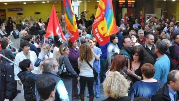 Redazione di Operai Contro, il ladro Formigoni va a rubare a Roma, i lavoratori vengono licenziati. ScontrI fra i lavoratori, che spingevano per entrare in accettazione, e la polizia schierata davanti all’ingresso – tre i contusi nello scontro, secondo quanto riferiscono dalla Rsu all’Adnkronos Salute – dodici dipendenti sono saliti sul tetto dell’ospedale per protestare contro i licenziamenti. Fra questi anche due persone che hanno già ricevuto la lettera. L’azienda aveva inviato una quarantina di lettere di licenziamento, col rischio che ne giungano altre 200. Un lavoratore