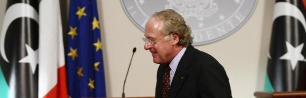 Crolla il reddito disponibile delle famiglie, con i salari bloccati dalla crisi. Non quelli dei manager delle grandi società italiane. L’amministratore delegato dell’Eni, Paolo Scaroni,nel 2012, il gran capo del cane a sei zampe che fa capo al Tesoro attraverso la Cassa Depositi e Prestiti ha percepito 6,4 milioni di euro, di cui 4,95 milioni a titolo di bonus. La somma rappresenta l’8,4% rispetto ai 5,9 milioni complessivamente ricevuti da Scaroni nel 2011. E nel dettaglio il bonus è riferito per 2,11 milioni all’incentivo variabile annuale del 2012 e per i restanti 2,84 milioni a incentivi maturati nel 2009 ma erogati quest’anno. […]