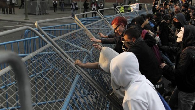 Nuovo record della disoccupazione in Spagna: nel primo trimestre il tasso si disoccupazione è salito al 27,2% più del 26,5% atteso dal mercato (dopo il 26,02% del trimestre precedente). Il numero dei senza lavoro ha superato per la prima volta i sei milioni di persone. 1.400 i poliziotti mobilitati a Madrid per presidiare il Parlamento spagnolo in vista di una manifestazione contro la crisi convocata per giovedì sera. Scontri giovedì sera nel centro di Madrid nei dintorni del Parlamento tra forze dell’ordine e manifestanti convocati dalla piattaforma «En Pie!» (in piedi), che ha convocato la manifestazione «Occupiamo il Congresso». […]