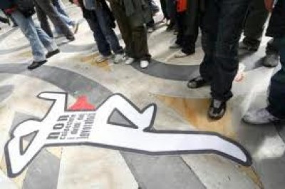 Continua, silenziosa, la strage di lavoratori. Ieri ben sei le vittime, da Como a Palermo, da Bologna a Bolzano, da Chieti a Fabriano… Ieri a Como è morto Romeo D’Ettorre, il 57enne di Valmadrera che il giorno precedente era rimasto vittima di un incidente sul lavoro. D’Ettorre era stato ricoverato d’urgenza all’ospedale di Gravedona ma non ce l’ha fatta a causa delle gravi lesioni riportate. La tragedia è avvenuta nel piazzale della “Autotrasporti Butti Battista” di via XXV Aprile, dove il 57enne, con altri colleghi, stava scaricando della rete metallica da un autotreno che l’ha travolto. A Palermo è […]