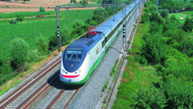 Roma — giovedì, 11 aprile 2013 Ancora una volta un lavoratore perde la vita sui binari; non importa per quale ditta o azienda lavorasse: per noi era e resta un “ferroviere”, perché sul “ferro” stava svolgendo il suo lavoro, il suo turno. *E perché un altro “ferroviere” era alla guida di quel treno che lo ha investito causandone la morte suo malgrado.* A ognuno di noi, “ferroviere”,  corre il ricordo per quella volta che ha sentito il treno troppo vicino e troppo pericolosamente a ridosso del lavoro che stava svolgendo; oppure a quando con la mano sulla frenatura rapida […]