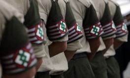 Il governo neofascista di Viktor Orban, insediatosi in Ungheria nel 2010, non ha solo pesantemente minato le libertà ed i diritti civili. Dal 2012 è entrato in vigore il nuovo “codice del lavoro” che va a modificare significativamente quello originario del 1992, il primo dell’era “democratica” post-socialista. Di diversi passi oltre Marchionne, ecco come Orban ha modificato il lavoro per operai e lavoratori. L’Ungheria fa da apripista. Impariamo subito a vedere come sarà la democrazia borghese nel mondo all’apice della sua crisi. Noterete infatti che alcuni punti o parte di essi sono già stati proposti e/o discussi anche qui […]