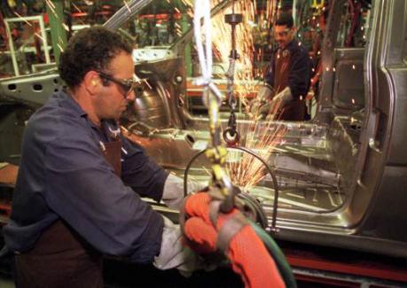 RASSEGNA STAMPA Usa, economia, manifatturiero Wsj          130425 Nel 2012 la manifattura ha continuato a sostenere la crescita Eric Morath [dati ministero Commercio USA] –       Nel 2012, la produzione manifatturiera USA è aumentata del 6,2%, crescita più che doppia di quella del 2011; –       la crescita complessiva degli USA è stata del 2,2%; il contributo della produzione manifatturiera e quella ad essa collegata è stato dello 0,71%, la quota più alta tra i 22 settori economici. –       La crescita del manifatturiero è dovuta alla domanda di prodotti di lunga durata, come auto e macchinari, elettrodomestici; vendite di 14,5 milioni auto […]