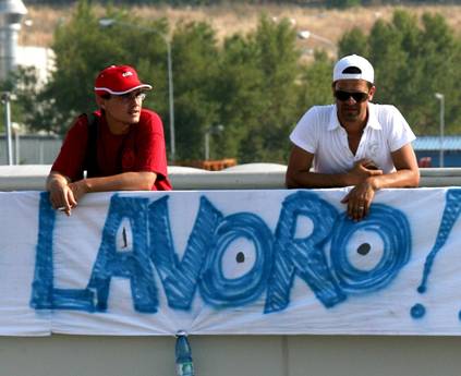 Redazione di Operai Contro, La “crisi angosciante e drammatica” che vive l’Italia “impone alle Istituzioni, alle forze sociali e alle imprese la messa in atto di efficaci soluzioni per rilanciare l’occupazione e lo sviluppo economico e sociale del Paese”. Lo scrive Giorgio Napolitano La crisi che vive l’Italia? Il presidente guadagna lautamente, i parlamentari sbafano a quattro palmenti, i padroni sfruttano, licenziano e vivono da paperoni. Chi è nella merda siamo noi operai Napolitano è  angosciato per l’Italia? Ma chi cazzo è l’italia? Cresce l’area della difficolta’ nel lavoro e ormai sfiora i 9 milioni di persone: nell’ultimo trimestre […]