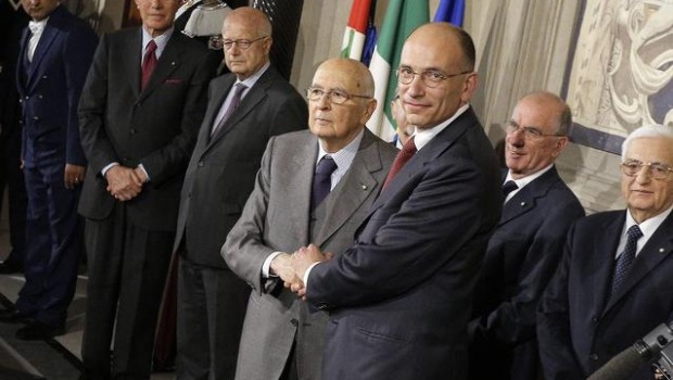 Redazione di Operai contro, i politici di professione hanno rotto per un mese a gridare che ci voleva un governo. E’ passato un altro mese con il governo Letta e oltre le parole non si è visto niente. I leccaculo della stampa (ben pagati) raccontano che i ministri faranno, ma cosa faranno? Operai contro ha scritto che gli operai hanno perso 3000 euro l’anno, ce li ridaranno? Per le strade ci sono 5 milioni di disoccupati, come faranno a mangiare? Grillo propone di dare ai padroni i tagli della politica Letta di tagli alle spese della politica neanche ne […]