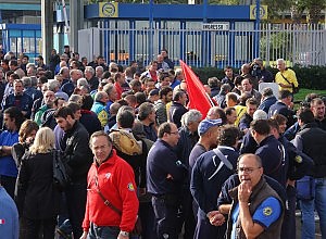 Caro Operai Contro Sono 1.200 gli operai licenziati della Fiat con la chiusura della fabbrica di Termini Imerese. Per molti è già finita la cassa integrazione e sono in mobilità. Periodicamente arriva il calmante per tenerli buoni, un Valium sociale sotto forma di promessa che arriva il compratore. Stavolta il salvatore accreditato arriverebbe dall’Arzebaigian o dal Qatar, rimarrebbe comunque in gioco anche la Fiat. Questo è ciò che va dicendo il presidente della Regione Sicilia, Rosario Crocetta. Operai non stiamo fermi sulle parole di Crocetta. Se vogliamo qualcosa dobbiamo prendercela. Non facciamoci più incantare dagli imbonitori sociali di turno. […]