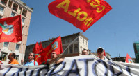 Dal primo maggio 2013 gli operai rimasti sono ufficialmente disoccupati,ecco i rusultati dell’impegno a reindustrializzare il sito di via Lasie (Imola)chiuso da Fiat,gli incontri,tavoli,tavolini,belle parole,la solidarietà borghese,hanno prodotto il nulla con conseguenti licenziamenti per chi non ha accettato altre sedi di lavoro distanti da casa a discapito di operai interinali (bene ribadirlo sempre),quindi senza affrontare il problema occupazione. Da questa sconfitta  quello che emerge e che se pur vero vi sono stati operai che hanno cercato attivamente di unire i colleghi e renderli partecipativi,quella che è mancata è stata una vera coscienza collettiva di classe (il lavoro è un […]