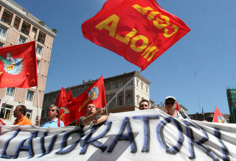 Dal primo maggio 2013 gli operai rimasti sono ufficialmente disoccupati,ecco i rusultati dell’impegno a reindustrializzare il sito di via Lasie (Imola)chiuso da Fiat,gli incontri,tavoli,tavolini,belle parole,la solidarietà borghese,hanno prodotto il nulla con conseguenti licenziamenti per chi non ha accettato altre sedi di lavoro distanti da casa a discapito di operai interinali (bene ribadirlo sempre),quindi senza affrontare il problema occupazione. Da questa sconfitta  quello che emerge e che se pur vero vi sono stati operai che hanno cercato attivamente di unire i colleghi e renderli partecipativi,quella che è mancata è stata una vera coscienza collettiva di classe (il lavoro è un […]