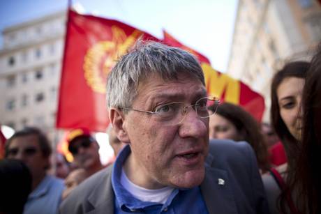 Caro Operai Contro. ” Quello che è successo oggi è inaccettabile, il governo deve chiedere scusa”, urla Landini presente sul posto a Roma, dove la Polizia ha caricato brutalmente gli operai dell’Ast di Terni ferendone 4. Caro Landini, troppo comodo chiedere le scuse del governo, offrendo allo stesso uno spiraglio per dire che si è trattato di un incidente di percorso. Troppo comodo fingere che la Polizia non abbia eseguito dei precisi ordini contro gli operai. Renzi è il responsabile delle cariche della Polizia agli operai. Caro Landini se sei coerente devi chiedere le dimissioni del governo, magari sostenute […]