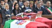 Redazione di Operai Contro, Napolitano, quando fu eletto molti anni fa, promise che le morti sul lavoro sarebbero finite. Le morti sono continuate, anzi aumentate. Napolitano è triste. Noi operai incazzati ”Sono triste come voi, facciamoci forza insieme”: cosi’ il Presidente della Repubblica, Giorgio Napolitano, si e’ stretto attorno ai parenti delle vittime di Genova, salutandoli ad uno ad uno. Napolitano si e’ commosso e ha cercato di infondere coraggio a tutti: ”E’ un momento molto difficile per tutti – ha detto – ma dovete farvi forza e cercare di vincere questo dolore che e’ immenso e straziante”. Il […]