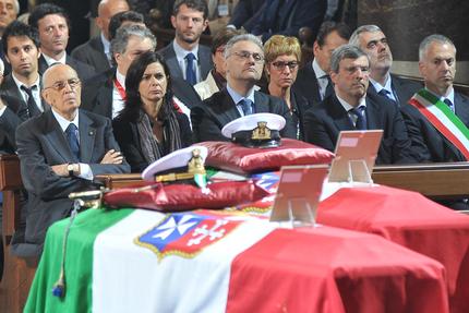 Redazione di Operai Contro, Napolitano, quando fu eletto molti anni fa, promise che le morti sul lavoro sarebbero finite. Le morti sono continuate, anzi aumentate. Napolitano è triste. Noi operai incazzati ”Sono triste come voi, facciamoci forza insieme”: cosi’ il Presidente della Repubblica, Giorgio Napolitano, si e’ stretto attorno ai parenti delle vittime di Genova, salutandoli ad uno ad uno. Napolitano si e’ commosso e ha cercato di infondere coraggio a tutti: ”E’ un momento molto difficile per tutti – ha detto – ma dovete farvi forza e cercare di vincere questo dolore che e’ immenso e straziante”. Il […]