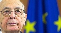 «La crisi che la costruzione europea sta attraversando ha messo a nudo la necessità di promuovere politiche coordinate per la crescita e di procedere verso l’unione politica». Lo afferma il presidente della Repubblica, Giorgio Napolitano, in un messaggio inviato in occasione dell’iniziativa «Dialogo con i cittadini», promossa dalla Commissione Europea a Ventotene. Per il capo dello Stato «occorre che la scelta europeista ritrovi slancio tra i leader europei e riguadagni consenso e fiducia tra i cittadini, vera forza propulsiva dell’Unione». «L’unità politica dell’Europa è il nostro futuro – aggiunge ancora Napolitano nel messaggio letto davanti a 500 studenti delle […]