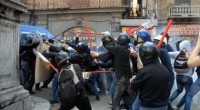 Oggi, 24 maggio, centinaia di lavoratori ex PIP (Piani d’inserimento professionale), hanno manifestato a piazza Indipendenza la propria rabbia contro i palazzi dell’Assemblea Regionale Siciliana e della Presidenza della Regione Sicilia. All’approvazione della finanziaria regionale, in cui veniva assegnato un sussidio di circa 800 euro a oltre tremila lavoratori, non ha infatti ancora fatto seguito l’erogazione di nessun assegno e le parole di Crocetta di ieri hanno fatto esplodere la protesta odierna. Il Presidente della Regione Sicilia ha infatti invitato gli ex PIP a presentare domanda di disoccupazione, lasciando intendere che non gli sarebbe stato assegnato quanto riconosciuto dalla […]