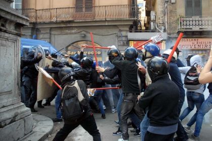 Oggi, 24 maggio, centinaia di lavoratori ex PIP (Piani d’inserimento professionale), hanno manifestato a piazza Indipendenza la propria rabbia contro i palazzi dell’Assemblea Regionale Siciliana e della Presidenza della Regione Sicilia. All’approvazione della finanziaria regionale, in cui veniva assegnato un sussidio di circa 800 euro a oltre tremila lavoratori, non ha infatti ancora fatto seguito l’erogazione di nessun assegno e le parole di Crocetta di ieri hanno fatto esplodere la protesta odierna. Il Presidente della Regione Sicilia ha infatti invitato gli ex PIP a presentare domanda di disoccupazione, lasciando intendere che non gli sarebbe stato assegnato quanto riconosciuto dalla […]