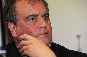 Caro Direttore, al contrario di quanto vanno ripetendo, Pd e Pdl non vogliono abolire l’attuale legge elettorale, battezzata dal suo creatore Calderoli, “Porcellum”. La vogliono semplicemente peggiorare, elevando la soglia (al 40?), per avere diritto al “premio”, ovvero la coalizione che prende più voti vincendo alle elezioni, continuerà ad avere in premio una caterva di parlamentari in più, di quanti spettanti dai voti avuti. Il fatto che né Pd né Pdl vogliano abolire il Porcellum, ma lo vogliono modificare, è perchè entrambi, sperano di usufruirne, avvantaggiandosene alle prossime elezioni, magari mettendo in campo coalizioni al momento inedite, frutto anche […]