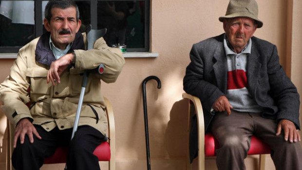 Il bilancio approvato dal Governo non tiene il passo della drammatica crescita della disoccupazione nel Paese, uno dei PIGS a rischio di default nazionale che sta già ricevendo aiuti dall’UE attraverso l’approvazione del solito piano di aiuti lacrime&sangue. Le indennità di disoccupazione sono coperte solo fino a novembre di quest’anno, poi si aprirà un grosso punto interrogativo. Il governo ha pagato 732,9 milioni di euro per i soli sussidi nei primi tre mesi dell’anno, che rappresentano il 27,2% del totale ed un tasso di 244,3 milioni al mese. Calcolando la cifra sui 12 mesi dell’anno, il Tesoro necessita di […]