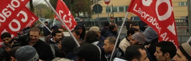 I lavoratori SDA dei magazzini dell’Hub, di Roma 1 e Roma 2 sono scesi in sciopero alle 13 di giovedì, 2 maggio 2013, dopo circa un mese di stato d’agitazione. La cooperativa Orbea, infatti, nonostante l’accordo firmato il 25 febbraio, ne ha disatteso i termini, avendo rispettato alcuni punti ma non altri, oppure avendone rispettati alcuni solo parzialmente, col chiaro obiettivo di rimangiarsi una parte del risultato e di dividere i lavoratori tra chi ne avrebbe beneficiato maggiormente e chi in minor misura. I passaggi di livello non sono avvenuti come da accordo: quelli che dovevano essere collocati ai […]