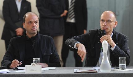 Redazione di Operai Contro, i leccaculo della stampa di regime ci stanno sommergendo di notizie sul ritiro. Non me ne frega niente, possono andare dove cazzo vogliono. Una notizia mi rompe. I giornalisti sottolineano che i ministri pagheranno di tasca propria il soggiorno, circa 200 euro. Vogliono prenderci in giro. Guadagnano più di 18000 euro al mese e si lagnano che dovranno pagare 200 euro. Sono degli onesti disonesti i 18000 euro sono una rapina sul lavoro operaio. Un operaio