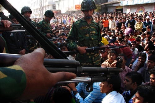 Redazione di Operai Contro, la lotta degli operai contro i padroni non ha confini. Almeno 50 persone sono rimaste ferite lunedì 20 maggio negli scontri tra la polizia e gli operai del settore tessile, ad Ashulia, alle porte di Dacca, in Bangladesh. I manifestanti, circa 7mila, chiedevano un aumento del salario minimo, dagli attuali 38 dollari mensili a 102.  Le proteste degli operai del tessile vanno avanti da settimane, innescate dal crollo del Rana Plaza, l’edificio che ospitava cinque fabbriche di abbigliamento per l’export (New Weave Bottoms, New Weave Style, Phantom Apparels, Phantom Tac Bangladesh Ltd ed Ethertex Textiles), […]