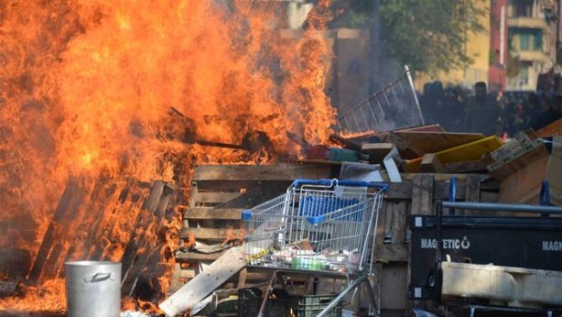Mercoledì mattina cinque camionette della polizia e dei carabinieri e una cinquantina di agenti in assetto antisommossa, accompagnati da circa una ventina di uomini della Digos, si sono presentati in via Olgiati per sgomberare il centro sociale Zam (Zona Autonoma Milano), nato in un palazzo abbandonato alla periferia sud di Milano due anni fa. In via Olgiati fino ad una decina di anni fa c’era una fabbrica di affettatrici, che si è spostata in zona Rubattino. Da allora la palazzina è rimasta sfitta e i giovani del collettivo Zam l’hanno restaurata, creando tra le altre cose una palestra per […]