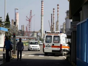 Redazione di Operai Contro, Questa notte è morto un operaio di 37 anni. Salvo Ganci era di turno a Isab Nord di Siracusa.   Stava lavorando alla stazione di caricamento CR27 di H2S (Acido Solfidrico), dove si fermano i camion con le sostanze chimiche prima che vadano in funzione nell’impianto. L’allarme è stato fatto scattare dai colleghi che non sono riusciti a mettersi in contatto con lui dalla centrale radio operativa. I sindacati questa mattina hanno indetto uno sciopero di Isab Nord e fermato l’impianto per l’intera giornata.  Questo è il destino degli operai: morire in fabbrica o essere […]