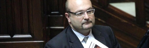 Redazione di Operai Contro, Situazione economica gravissima e cassaintegrazione inevitabile per i 180 dipendenti. E’ il destino del Pd dopo che sarà approvata la legge per l’abrogazione del finanziamento pubblico ai partiti. Un orizzonte affatto positivo tracciato dal tesoriere del partito Antonio Misiani che ha incontrato proprio i lavoratori assunti dal Pd. Durante l’incontro di Roma, che ha avuto anche momenti di tensione, Misiani ha spiegato che già nel 2012 (il bilancio dovrà essere approvato a giugno dalla direzione) chiuderà in passivo. Infatti nel luglio scorso il Pd, così come tutti i partiti, rinunciarono in favore dei terremotati dell’Emilia alla rata annuale del finanziamento, l’ultima della legislatura 2008-2013. […]