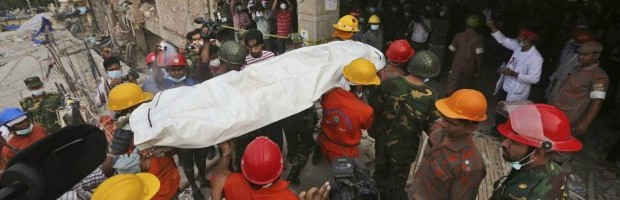 Redazione di Operai Contro, Cadaveri su cadaveri continuano auscire dalle macerie del Rana Palace di Dacca, in Bangladesh, crollato la settimana scorsa con all’interno migliaia di lavoratori tessili sottopagati. Ma dagli Stati Uniti arriva un primo “mea culpa” ufficiale: l’ammissione fatta dal Dipartimento di Stato che alcune imprese della moda americana ed europea, tra cui l’italiana Benetton che però nega, si avvalevano delle aziende che producevano nel “palazzo della morte”. Dalle viscere del Rana Plaza sventrato dalle ruspe sono stati estratti altri corpi, che hanno portato il totale dei morti accertati a quota 442, secondo l’ultimo bollettino dell’esercito, impegnato a sgomberare le macerie. Un conteggio destinato ad aumentare nei […]