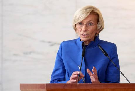 Redazione di Operai Contro, Il ministro degli esteri ha finalmente capito. “Non è possibile avere solo l’Europa dell’austerità” perché l’Ue “altro deve essere e altro deve fare”.Lo ha detto il ministro degli Esteri Emma Bonino alle Commissioni Esteri di Camera e Senato precisando che “non tutti hanno capito” quali possono essere i costi politici” di un’Europa come l’attuale. Quali possono essere i costi? Un operaio che non ha capito il ministro Bonino  