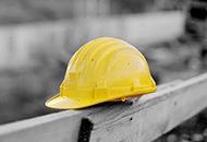 Redazione Operai Contro, Una strage, non si può definire in altro modo. L’operaio di 45 anni che resta folgorato; il conducente di un taxi acqueo, 49, che si schianta contro un molo; il contadino, anche lui di 49, schiacciato dal trattore; l’elettricista di 53 che scivola dalla scala, il manovratore, 52, travolto da un vagone; l’artigiano, 55, «imprigionato» dalla pressa. Morti tutti in una giornata – quella drammatica di giovedì 9 maggio – il cui bilancio è da accostare, in una specie di confronto freddo, silenzioso e rispettoso, a quella cifra agghiacciante che fornisce l’Inail ogni 12 mesi. Questa: […]