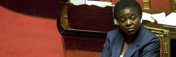 Redazione di Operai Contro, Il neo ministro per l’Integrazione Cecile Kyenge ha affermato: “Il reato di clandestinità andrebbe abrogato“. I fascisti del Pdl e i nazisti della Lega gli sono saltati addosso per azzannarla. Io sono d’accordo con Cecile Kyenge A mio parere deve aggiungere anche la chiusura dei CIE I centri di identificazione ed espulsione (CIE), prima denominati centri di permanenza temporanea (CPT), sono strutture previste dalla legge italiana istituite per trattenere gli stranieri “sottoposti a provvedimenti di espulsione e o di respingimento con accompagnamento coattivo alla frontiera” nel caso in cui il provvedimento non sia immediatamente eseguibile. Essi sono stati istituiti in ottemperanza a quanto disposto all’articolo 12 della legge […]