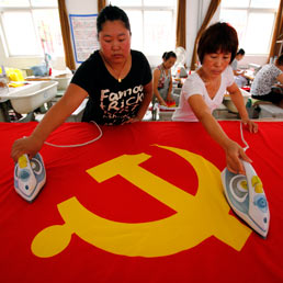 Di seguito, un articolo odierno di Danilo Taino che mette in luce come l’imminente bolla speculativa cinese potrebbe creare grossi problemi all’economia mondiale e, in particolare, a quella dell’Eurozona. L’ipotesi ventilata getta molta acqua sul recente revival neokeynesiano … che rischia di morir sul nascere. E la cosa ci riguarda sempre più da vicino … In allegato, un articolo di Antonio Pagliarone in cui tratta ampiamente la questione della bolla del credito in Cina. Dati e percentuali sulla «bolla creditizia» sono differenti da quelli forniti da Taino, sulla cui correttezza ho alcune perplessità, facilmente verificabili. Dulcis in fundo, una […]