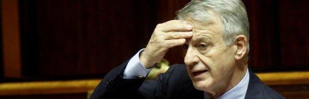 Un processo penale a Firenze contro la società Autostrade-Atlantia, accusata di aver causato un danno gigantesco all’ambiente con la costruzione della Variante di Valico sull’Appennino tra il capoluogo toscano e Bologna. Il ministero dell’Ambiente guidato nel passato governo da Corrado Clini, che nell’ambito di questa iniziativa giudiziaria si costituisce parte civile e per valutare l’entità del guasto si rivolge a Ispra, Istituto superiore per la protezione e la ricerca ambientale, che in base ai suoi calcoli spara la cifra di quasi 1 miliardo di euro (870 milioni per essere precisi) ingiungendo ad Autostrade di accantonare in via prudenziale la somma in bilancio. Una richiesta […]